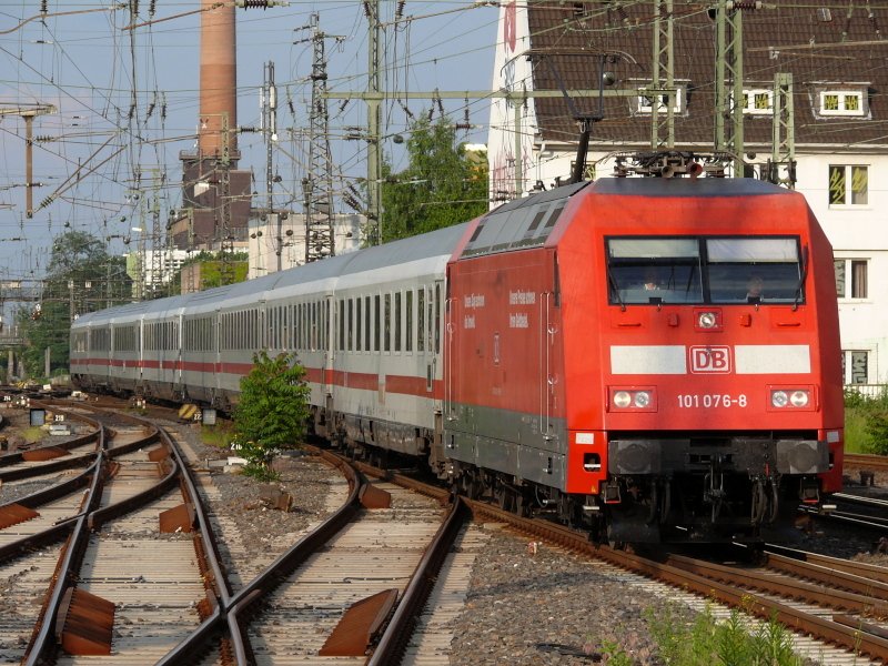101 076-8 mit IC 2142 (Leipzig Hbf - K�ln Hbf).