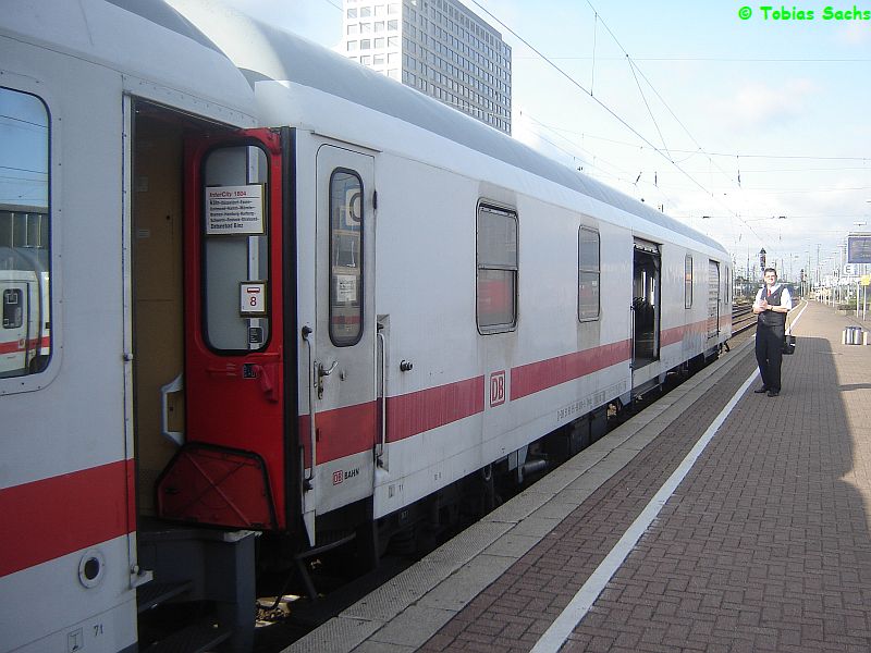 Tor�ffnung eines Fahrrad-/Gep�ckwagens Dmsdz [Wagennummer 7 eines Intercitys 1804 K�ln-Ostseebad