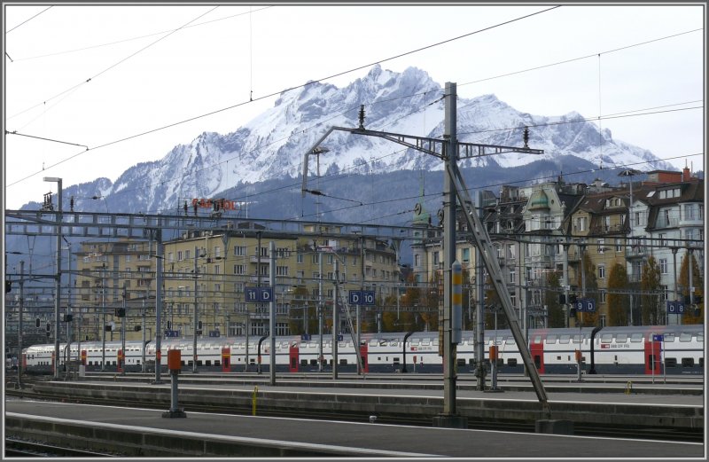 IC 2000 Lucerne leaves before the mighty backdrop of the