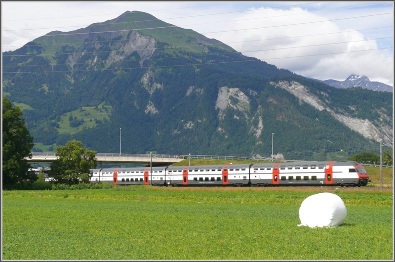 IC577 mit Dosto IC2000 passiert die Pyramide des Vilan bei