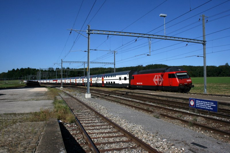 Mit Re 460 091 bespannt durchquert IC 721 (Genf Flughafen