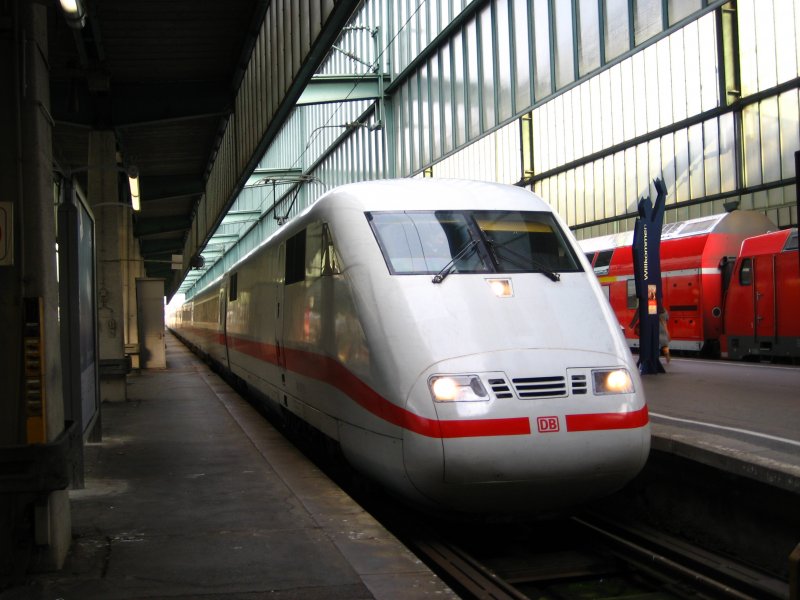 ICE 108 am 10.12.2006 in Stuttgart Hbf.
Auf der Fahrt von Insbruck Hbf. nach Berlin Ostbahnhof.