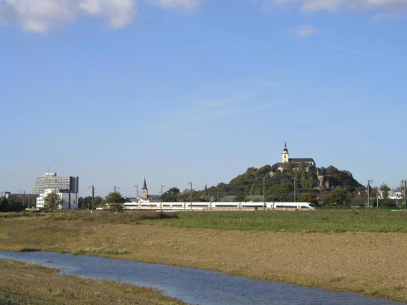 ICE 3 In Siegburg. In Hintergrund der Michaelsberg und links das Gebude der Kreisverwaltung. (8.10.2002)