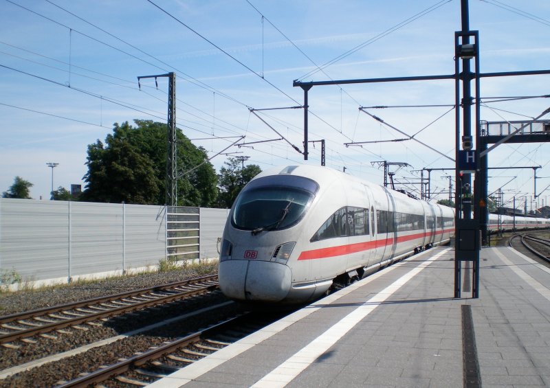 ICE aus Dreden nach Frankfurt Flughafen fhrt am 30.07.2008 in Erfurt Hbf ein. 