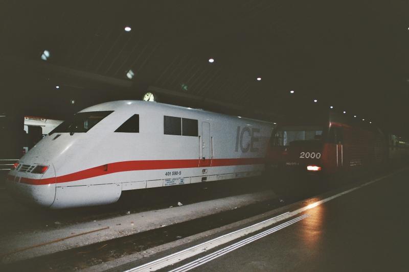 ICE BR 401 590-5 und rechts die Re 460 077-1 im Bahnhof Zrich