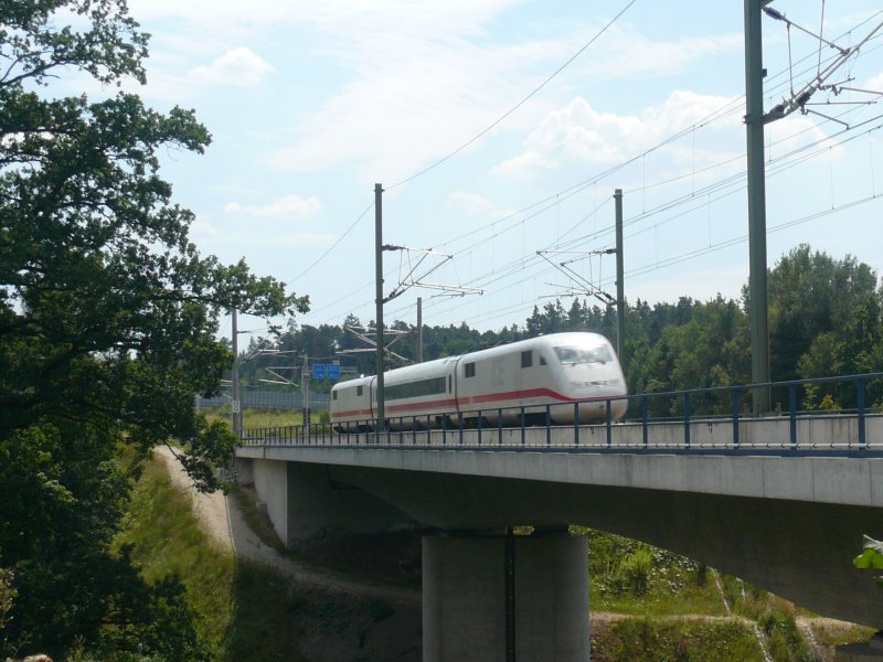 Der ICE S in seiner vollen L�nge rast auf der