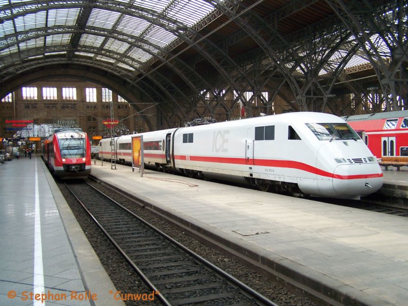 ICE-S 410 101-0 am 22.08.2007 im Leipziger Hbf. Daneben stehen in Doppeltraktion zwei DB 640 als RE Richtung Geithain.