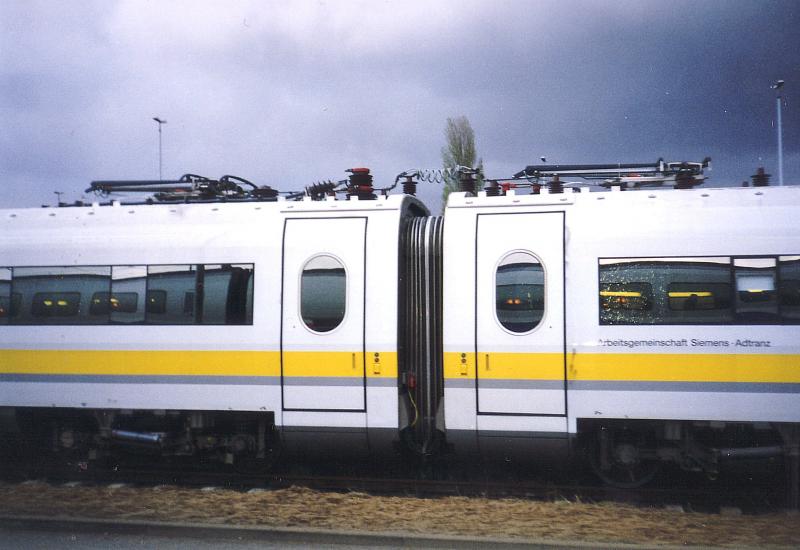 ICE S in Berlin-Charlottenburg. Hier die Messwagen mit jeweils einem