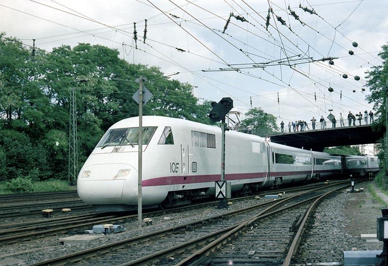 IC-1985 in experimental HH-Sternschanze retracts. The ICE 1988 reached 406km
