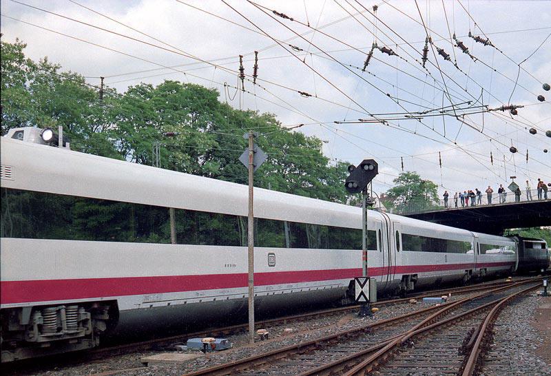 Der ICE Experimental verl��t gerade den Bf. HH-Sternschanze. Auf dem