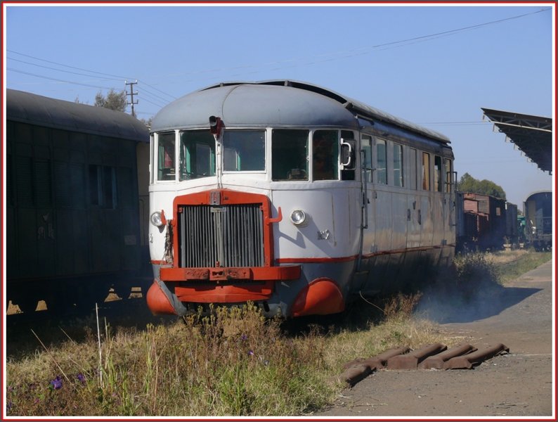 Ich habe mir einen Traum erfllt mit einer Woche Eritrea, zusammen mit 16 weiteren Teilnehmern von Trains Unlimited Tours.
Auf dem Bahnhof der Hauptstadt Asmara auf 2349m/.M. begrsst uns der Fiat Railcar  Litorina , der whrend der nchsten Tage, neben den Dampfzgen, unser Fortbewegungsmittel sein sollte. (28.10.2008)