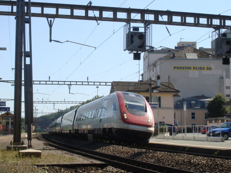 Ein ICN legt sich bei Cossonay am 25.8.2007 elegant in