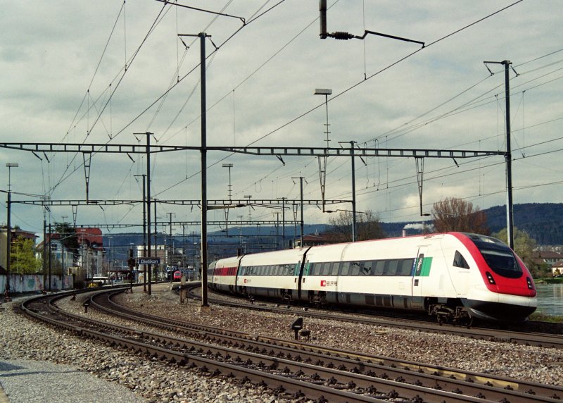 Ein ICN legt sich bei Dietikon anfang 2005 elegant in
