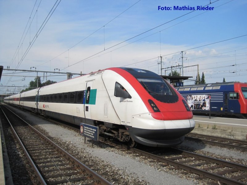 RABDe 500 Jean- Jacques Rousseau auf Dienstfahrt bei einem Kreuzungshalt