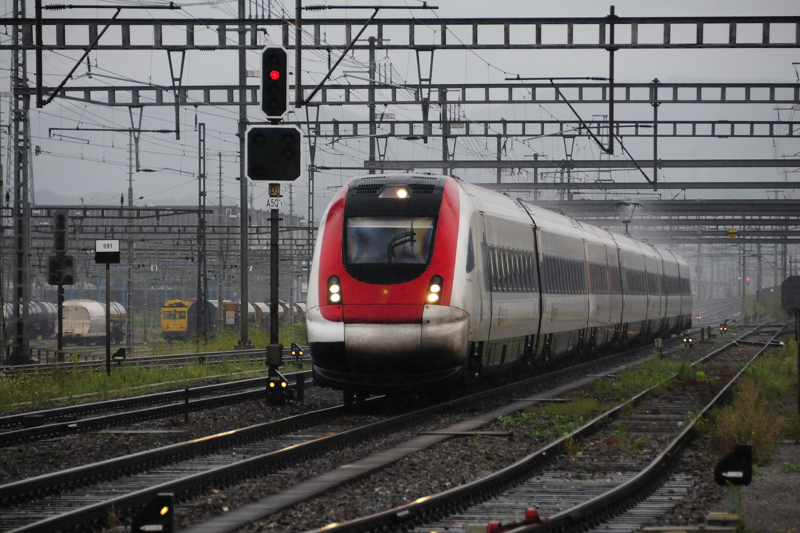 Formsch�n und mit Neigetechnik: Ein ICN der SBB im Regen