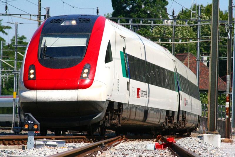 ein RABDe 500 bei voller fahrt kurz vor dem bahnhof