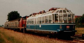 Im August 1988 untersttzt 211 051-8 mit ihrem Zwei-Wagen-Wendezug den Glsernen Zug auf dem Weg nach Rothenburg ob der Tauber. bei Hartershofen.