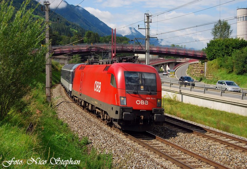 Im Block nach dem  Wrthersee  kam 1016 015-8 mit IC 515  AFS Austauschprogramm  Innsbruck Hbf. - Graz Hbf. um die Kurve gequitscht,bei St.Johann im Pongau (sterreichurlaub 14.08.09)