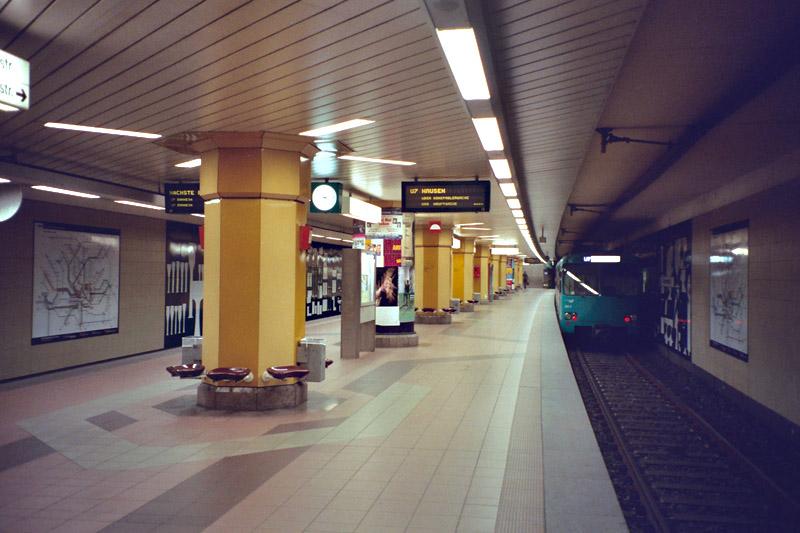 Im Bornheimer Untergrund -

Parlamentsplatz, 1992, U7. Die beiden weiteren U-Stationen  Habsburgerallee  und  Eissporthalle  dieser Strecke in Richtung Enkheim wurden architektonisch gleich gestaltet, weichen aber in den Farben ab. 

Analoge Aufnahme, 2003 (M)