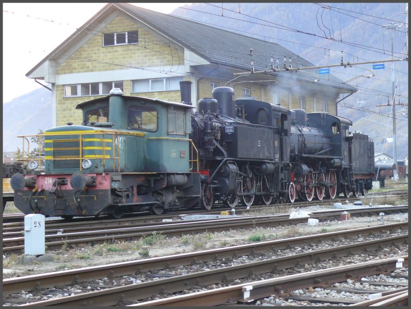 Im italienischen Teil des Bahnhofs Tirano wird immer etwas rangiert. Dieses Mal schiebt die Diesellok 214 xxx zwei Dampfloks herum 880 051 kalt und 625 177 unter Dampf. (14.11.2007)