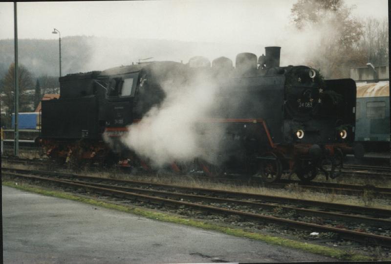 Im Jahr 2002 war die 24 083 der AG Loburg bei der Museumsbahn Hanau.
Hier ist sie bei einer Nikolausfahrt in Erbach/Odenwald bei einer betriebspause.