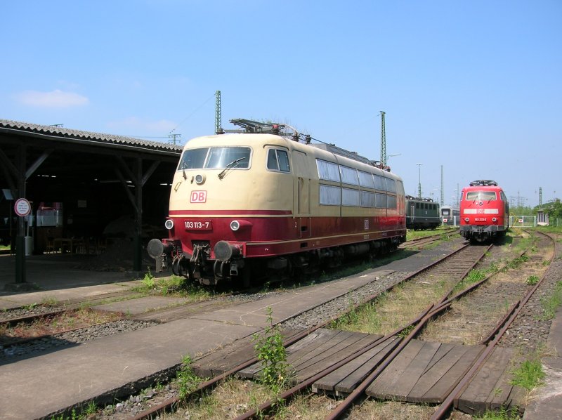Im Koblenzer Eisenbahnmuseum stehen diese beiden 103 113-7 und daneben die Verkehrsrote 103 223-3 Fotografiert am 16.6.2006.