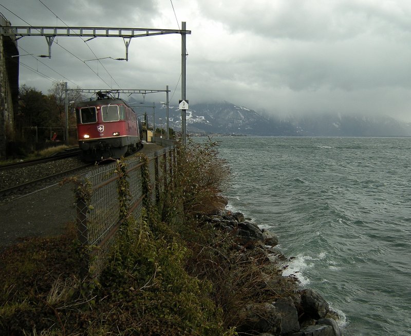 Train station with assault following: Re 4 / 4 II