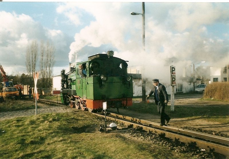 Im Mrz 1998 war der Abschnitt zwischen Binz und Putbus wegen Gleiserneuerung gesperrt.Deshalb war zwischen Binz und Ghren Inselbetrieb.Die Loks muten in Binz umlaufen.Hier wechselt die Lok Mh53 an das andere Zugende deshalb mu der Zugfhrer die Weichen stellen.