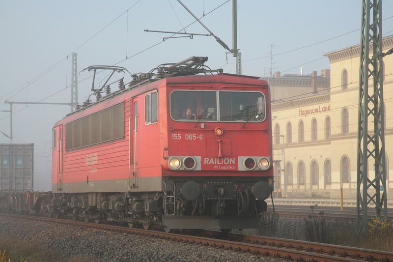 Im Nebel steht die 155 056-6 mit ihrem Containerzug im Bf. Hagenow Land. 08.11.2008