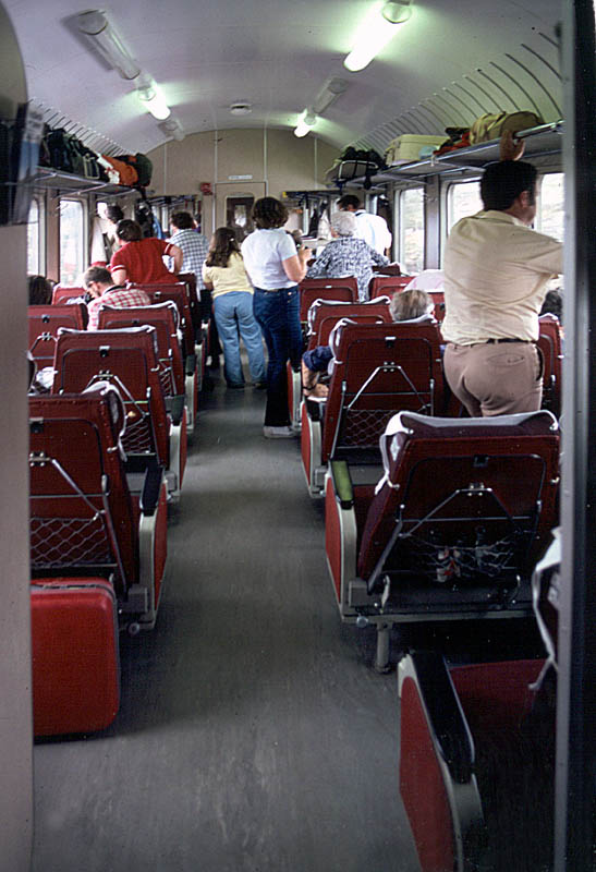 Im NSB-Zug unterwegs zwischen Trondheim und Bod im normalen Sitzplatz-Wagen. Die Fahrt dauerte rund 12 Stunden. Juli 1982, Scan ab Dia.