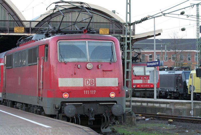 Im Vordergrund steht der RE13 nach Venlo mit 111 117, dahinter die S8 mit 143 247-5 und daneben zwei Dispoloks, aufgenommen am 10.04.2009 in Mgladbach HBF