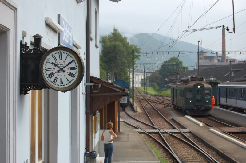 In Balsthal scheint die Zeit stehen geblieben zu sein! Das Bahnhofsgebude wird noch von einer schmucken Bahnhofsuhr geziert und der antike BDe 4/4 1632 der OeBB tragen dazu bei! (Balsthal, 29.08.2008)