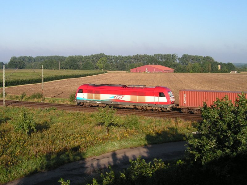In den ersten Sonnestrahlen des 5.8.08 rollt die ER20 der EVB mit einem Containerzug ber die KBS 380 Richtung Hannover.