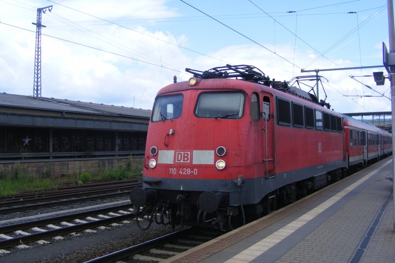 In Gieen auf Gleis 5 steht die 110 428-0 als RB 15339 (RB 30) nach Friedberg/Hessen abfahrbereit.Diese Linie wird noch bis 10.12.2011 mit der BR 110 und N-Wagen gefahren und dann ab 11.12.2011 wird die Linie mit ET 442 (Talent 2) gefahren.
Also ran an die Strecken,wo man wei wo die 110er nur noch ne bestimmte Zeit verkehren werden und dann auf neue ETs umgestellt werden!!!! (Aufnahme von 01.06.2009)