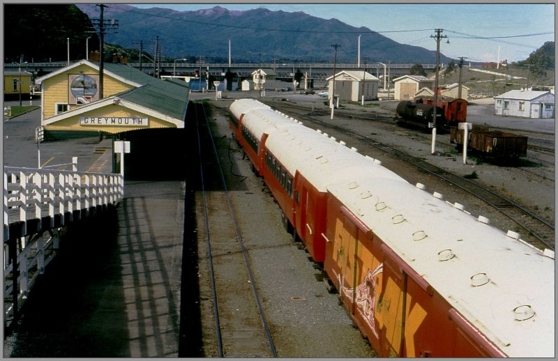 In Greymouth wird der TranzalpineExpress fr die Rckfahrt ber den Arthurs Pass nach Christchurch bereitgestellt. (Archiv 11/85)