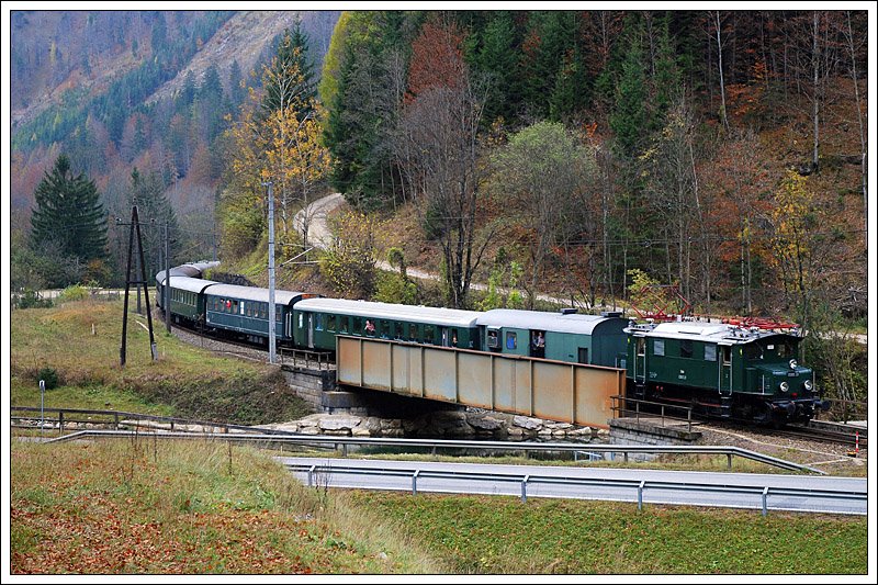 In Hieflau hat am 25.10.2008 1080.01 Sdz R 16749 aus Salzburg bernommen und brachte ihn in weiterer Folge nach Eisenerz. Auf dem Foto berquert der Zug gerade den Erzbach nchst Oberjassingau.