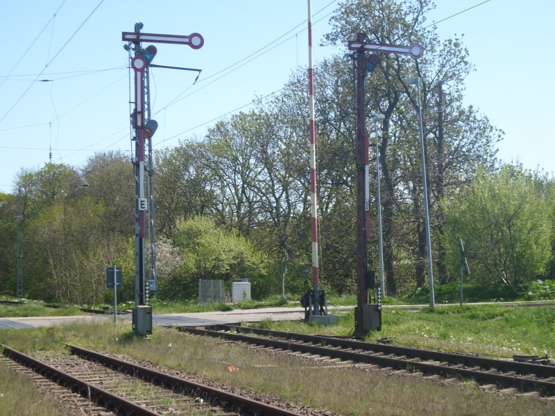 In Lancken gibt es Formsignale die noch in Betrieb sind.Hier sind am 10.05.2008 die beiden Ausfahrsignale in Richtung Sassnitz.Zu beachten ist das eigentlich hinter Ausfahrsignale ein Durchrutschweg geben mu hier aber befindet sich gleich ein B !
