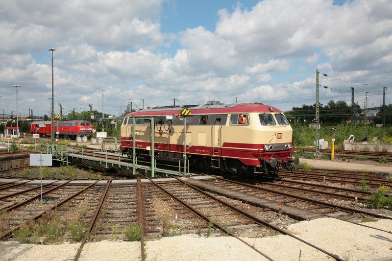 In Regensburg kommt die 217 001-7 gerade von der Drehscheibe gefahren. 05.08.2008