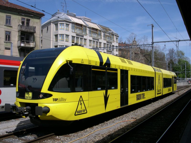 In einer sehr aufflligen Werbung fr  Radio Top  sonnt sich 526 707-5 der Thurbo am 30.04.05 im Bahnhof von St. Gallen.