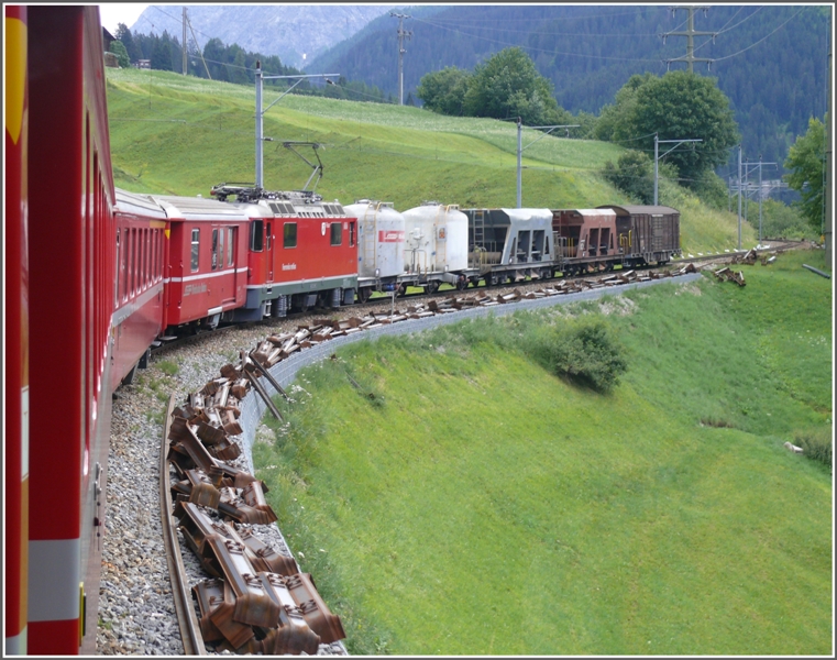 In steilem Gelnde unterhalb von Langwies GR wird die Strecke umgebaut, meist in Nachtarbeit, denn tagsber befhrt jede halbe Stunde ein Zug diesen Streckenabschnitt. (21.07.2009)