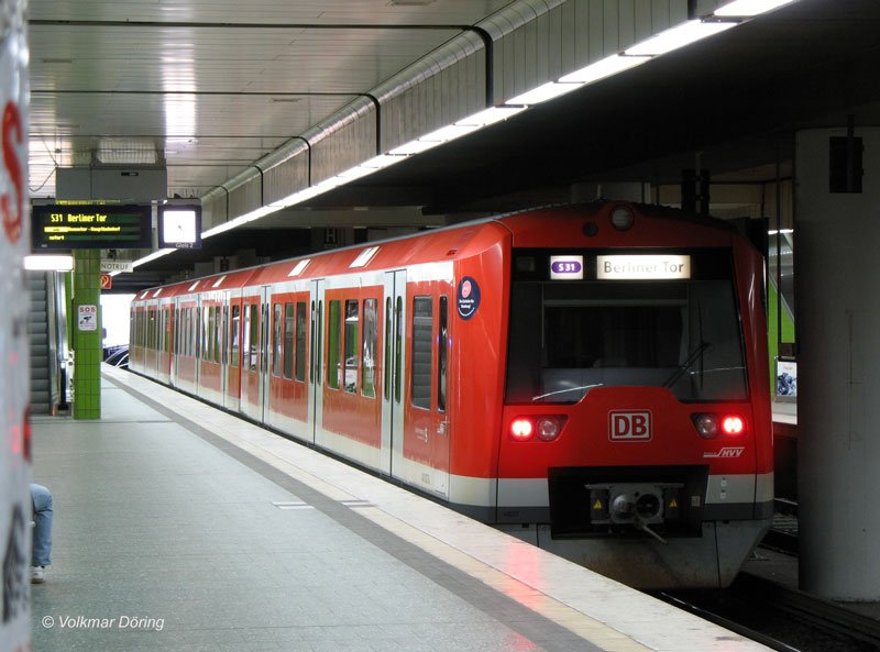 In der unterirdischen Station Hamburg-Altona steht eine S-Bahn der Linie S31 ber Dammtor, Hauptbahnhof nach Berliner Tor - 13.05.2007
