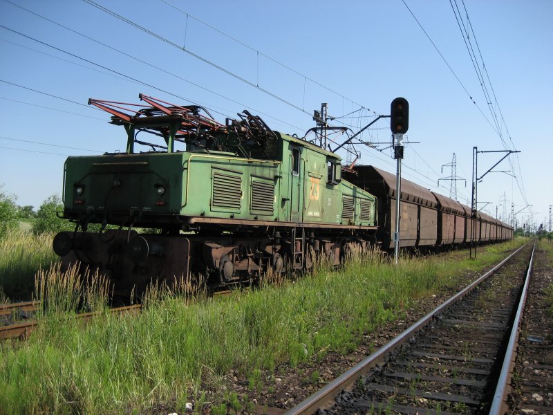 EL2-23 is waiting by the KWB Konin hoppers to signal