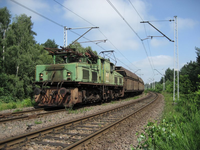 EL2-44 von der KWB KONIN zieht beladenen Wagen nach Pątn�w.