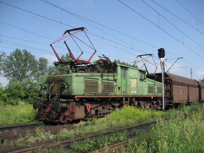 EL2-38 bei Ausfahrt mit beladenen Wagen aus Ladungsplatz. 
