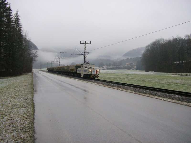 Small crocodile with heavy stone train at Kiefersfelden.11.12.2007 (automatically translated,
