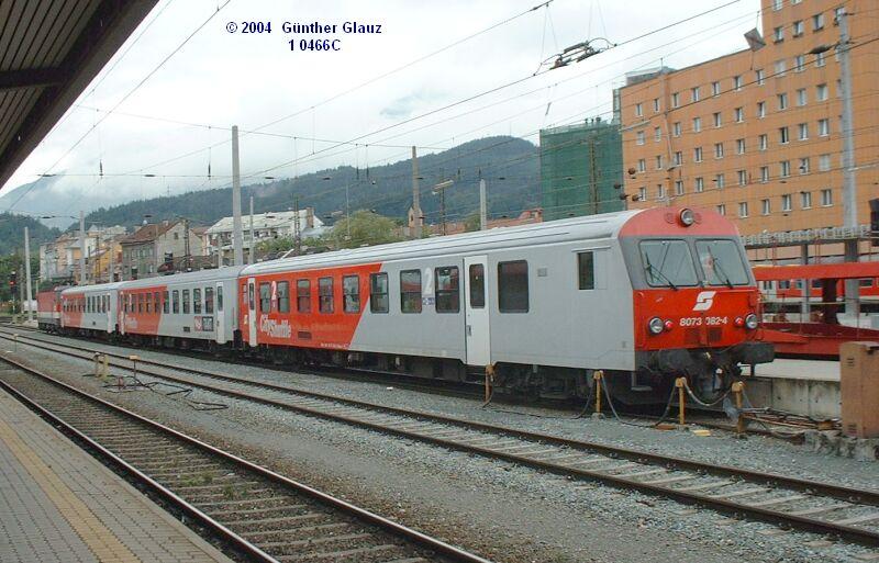 Innsbruck Hbf am 31.08.2004, hier beginnt die Brennerbahn nach Bozen. R 5211 Innsbruck - Brenner auf Gleis 41 mit BB BR 1144 und Nahverkehrs-Wendezug kurz vor der Abfahrt.