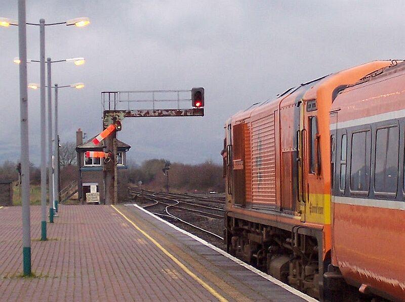 InterCity Cork - Dublin hat am 16.02.2005 Ausfahrt aus dem Bahnhof Limerick Junction. Bei diesen Flgelsignal handelt es sich wie bei uns um ein 2-Flgel-Signal, nur ist hier  Freie Fahrt  45 Grad nach unten, nicht nach oben, wie bei uns. Interessant ist die  Mischbestckung , ein Gleis Flgelsignal, das andere Lichtsignal. Es gibt auch in Irland nur noch wenige Bahnhfe mit Flgelsignal.