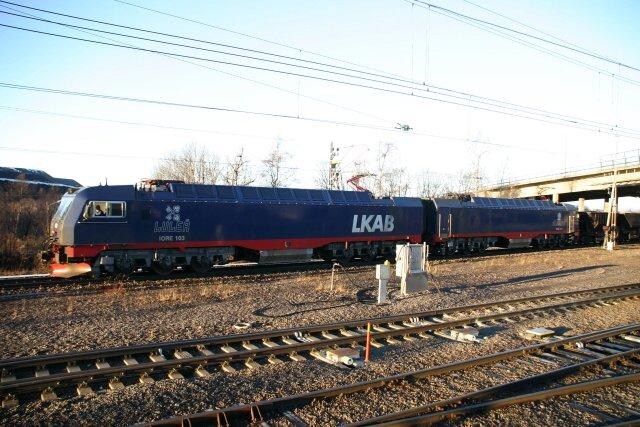 IORE 103/104 verlsst am 03.11.2005 mit einem Erzzug Kiruna und fhrt zur Erzaufbereitung in Svappavaara.