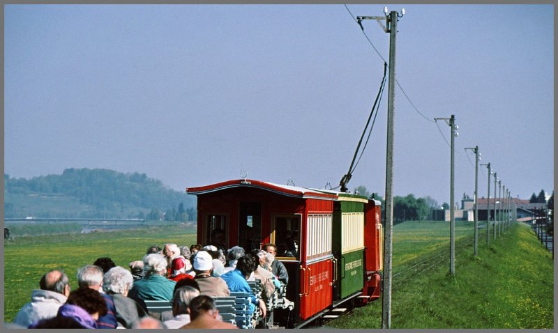 Der Sonderzug ist auf der Vorarlberger Seite bei Lustenau auf