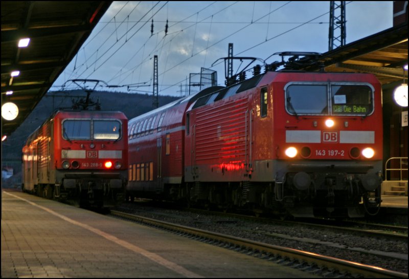 Iserlohner treffen in Letmathe: 143 197 wartet mit der RB56 (RB 39685)  DER ISERLOHNER  nach Iserlohn, auf die 143 288 mit der RB56 (RB 39644)  DER ISERLOHNER  nach Hagen. Ab Fahrplanwechsel endet eine ra in der Eisenbahngeschichte. Aufgenommen am Abend des 07.12.07